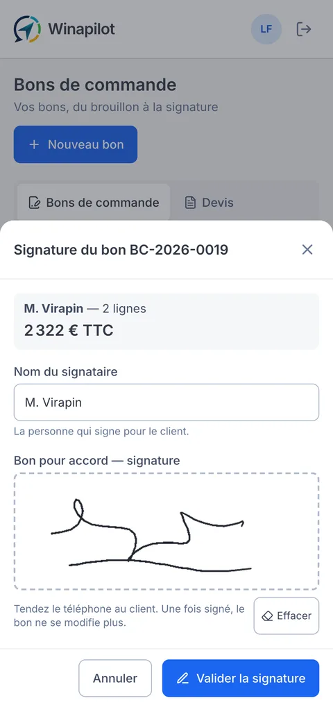 Un client signe un bon de commande au doigt sur l'écran du téléphone du commercial